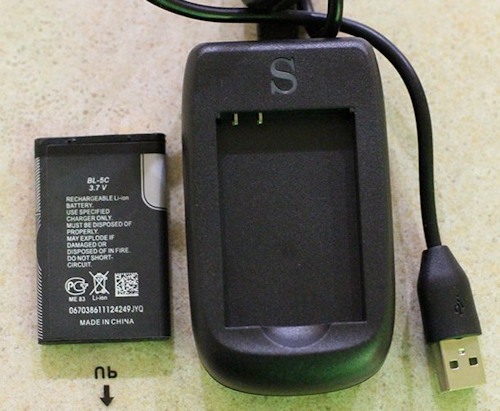Комплектное зарядное устройство  видеоглазка позволяет заряжать его от компьютера или сети 220 В (если докупить адаптер)